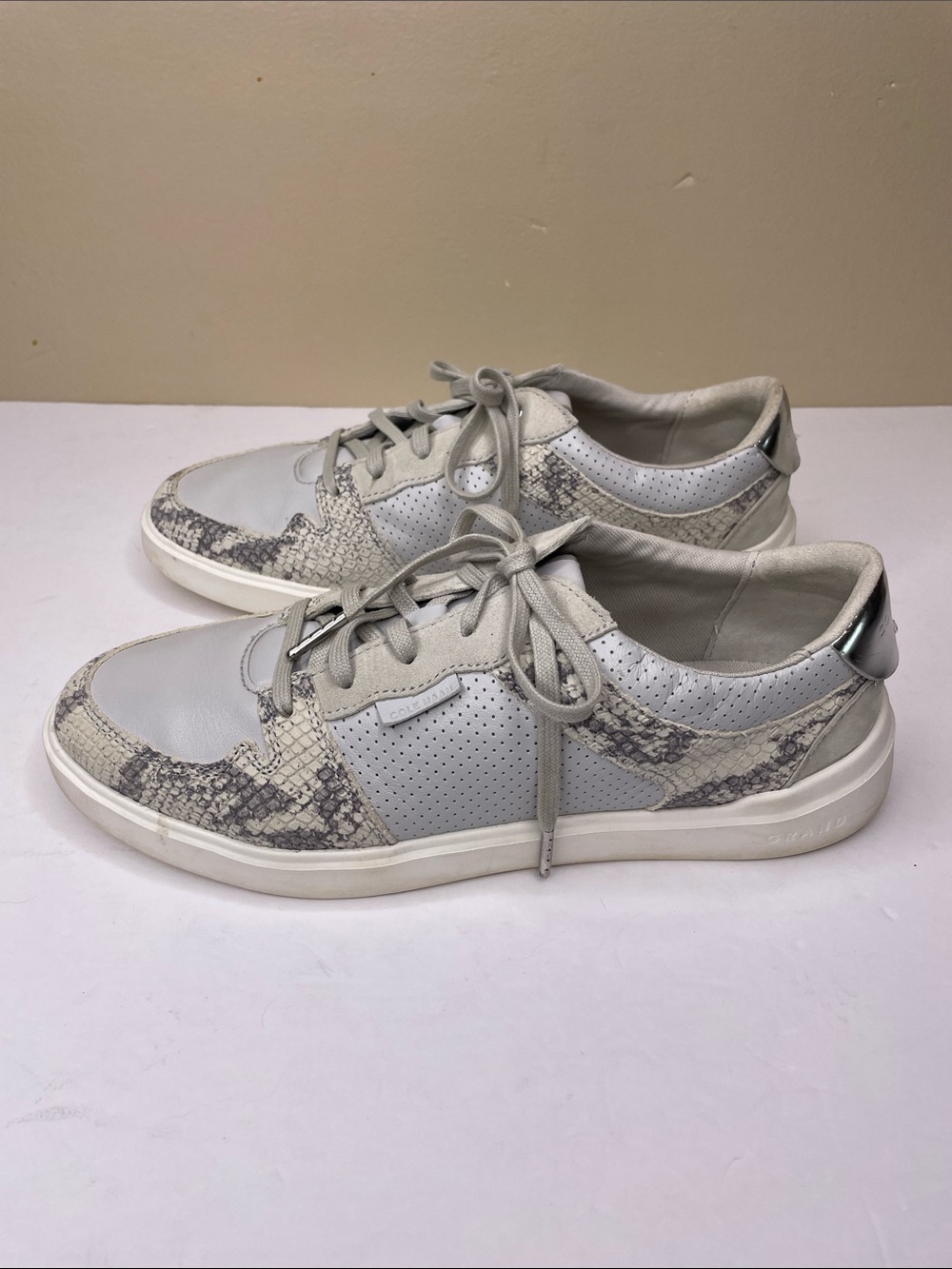 COLE HAAN Gray Womenβs GRAND CROSSCOURT Modern Snakeskin Print Sneakers Size 9B